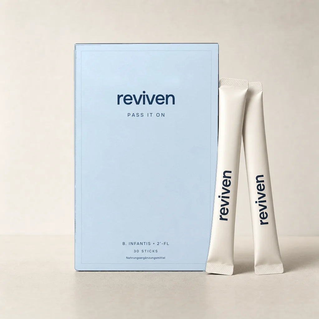 Reviven Pass It On: hellblaue Packung mit 30 Sticks, daneben zwei Sticks